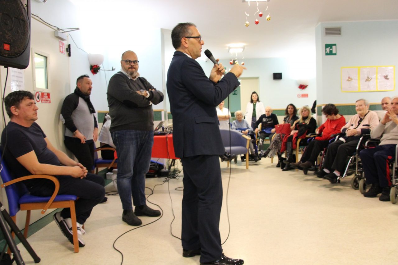 Tanta emozione e allegria alla festa di Natale alla residenza Le Grange di Riva Ligure