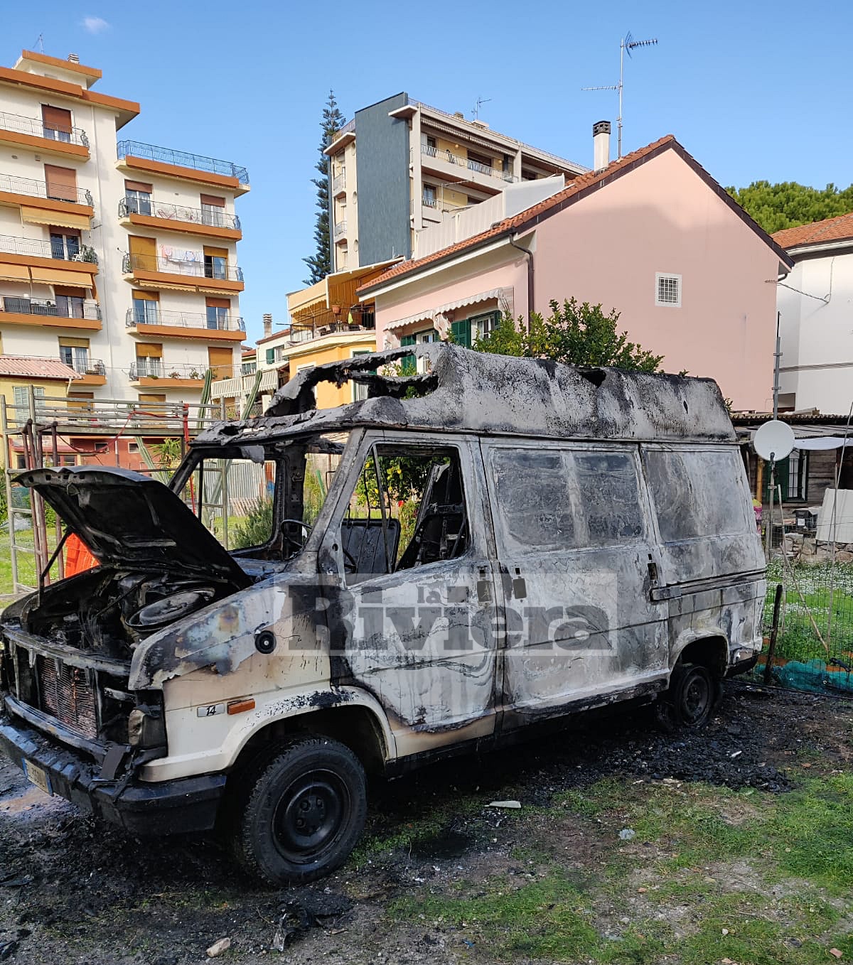 Incendio furgone via Asse Ventimiglia_06