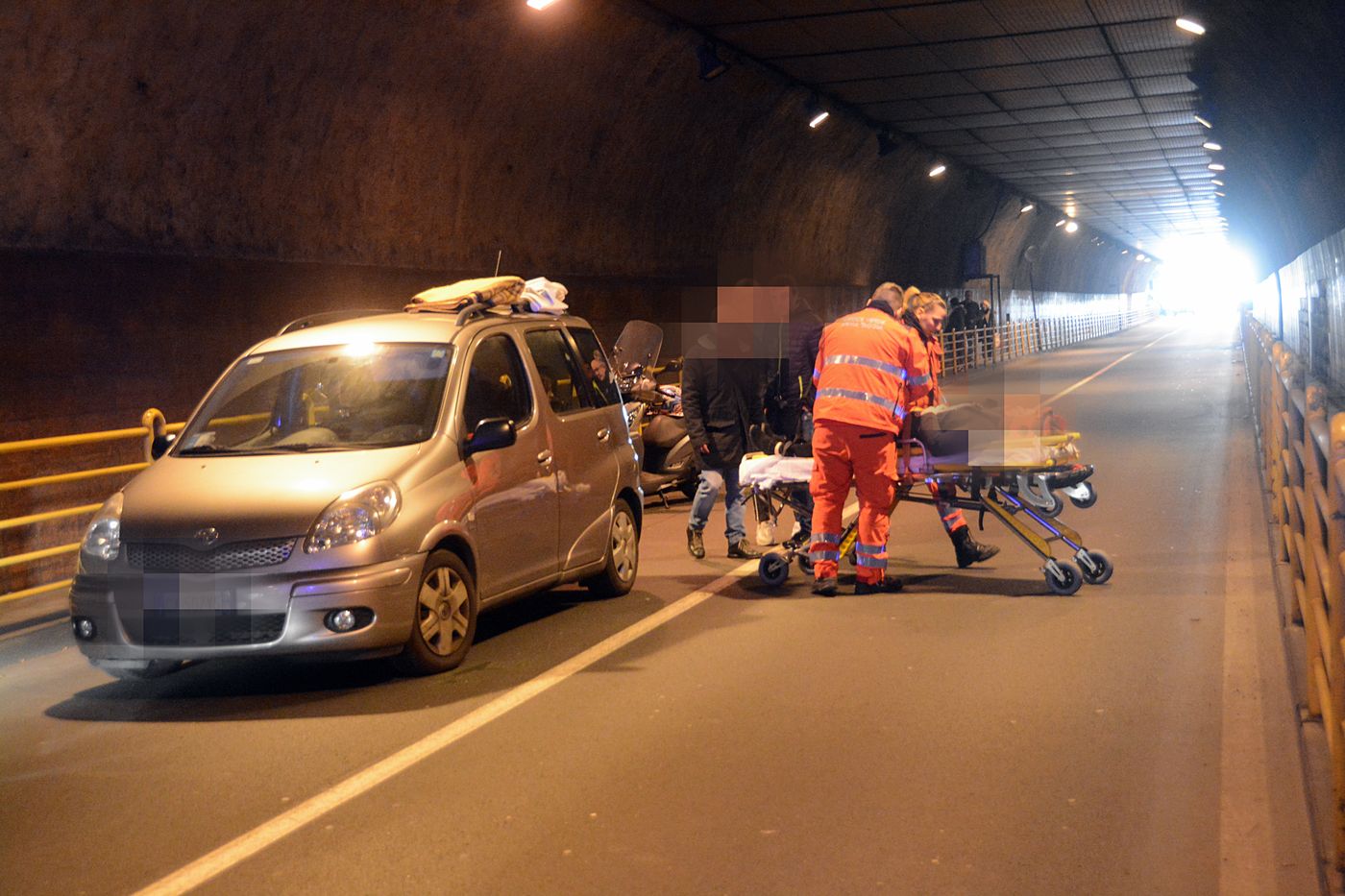 Incidente corso Francia scooter tampona auto Sanremo_07