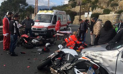 Schianto a Sanremo: auto falcia 2 moto, Babbi Natale prestano soccorso