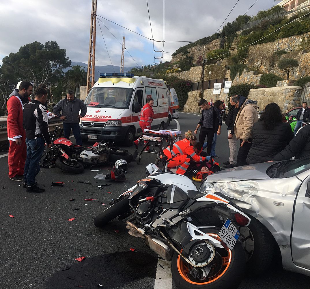 Schianto a Sanremo: auto falcia 2 moto, Babbi Natale prestano soccorso