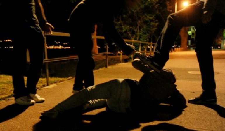 Ladro pestato a sangue dai residenti, complici riescono a scappare