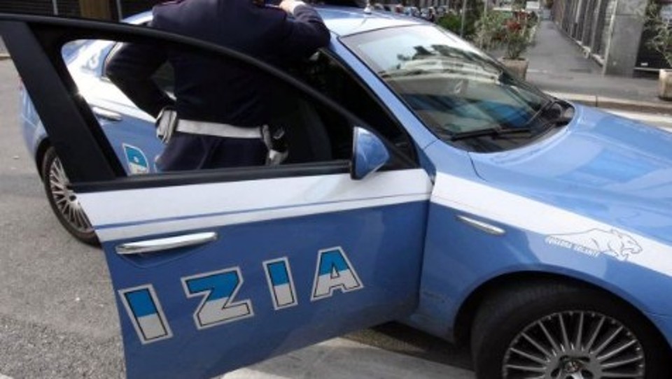 Aggredisce una donna con una forte manata sul viso e scappa