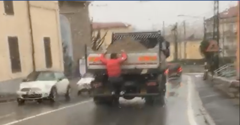 Viaggia aggrappato al camion: il video diventa virale