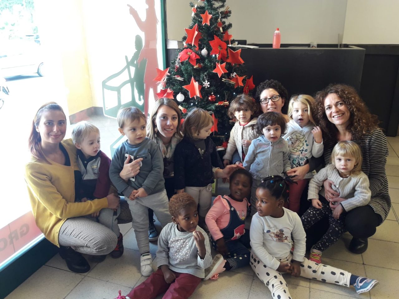 Imperia: piccoli artisti addobbano l’albero di Natale al supermercato