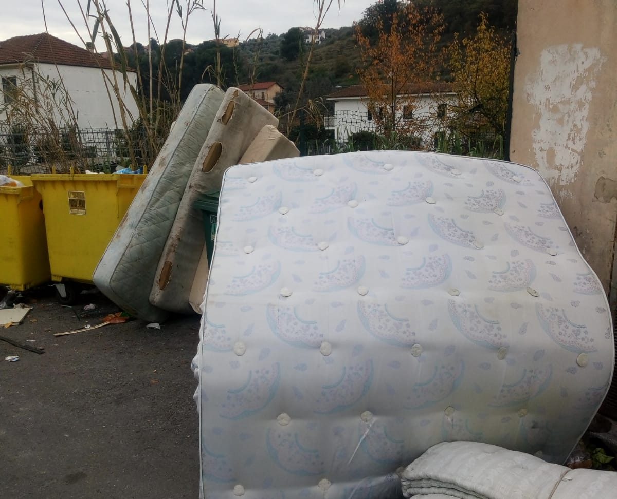 Isola ecologica diventa una discarica abusiva