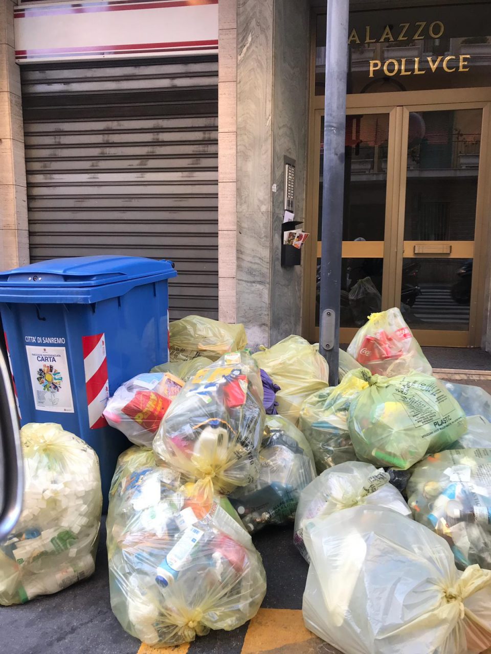 Caos rifiuti a Sanremo, la coalizione di centro destra: “Un sistema sbagliato di raccolta differenziata