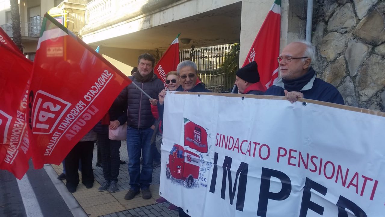 Sindacati uniti  contro la finanziaria. Le foto del presidio e dell’incontro in Prefettura