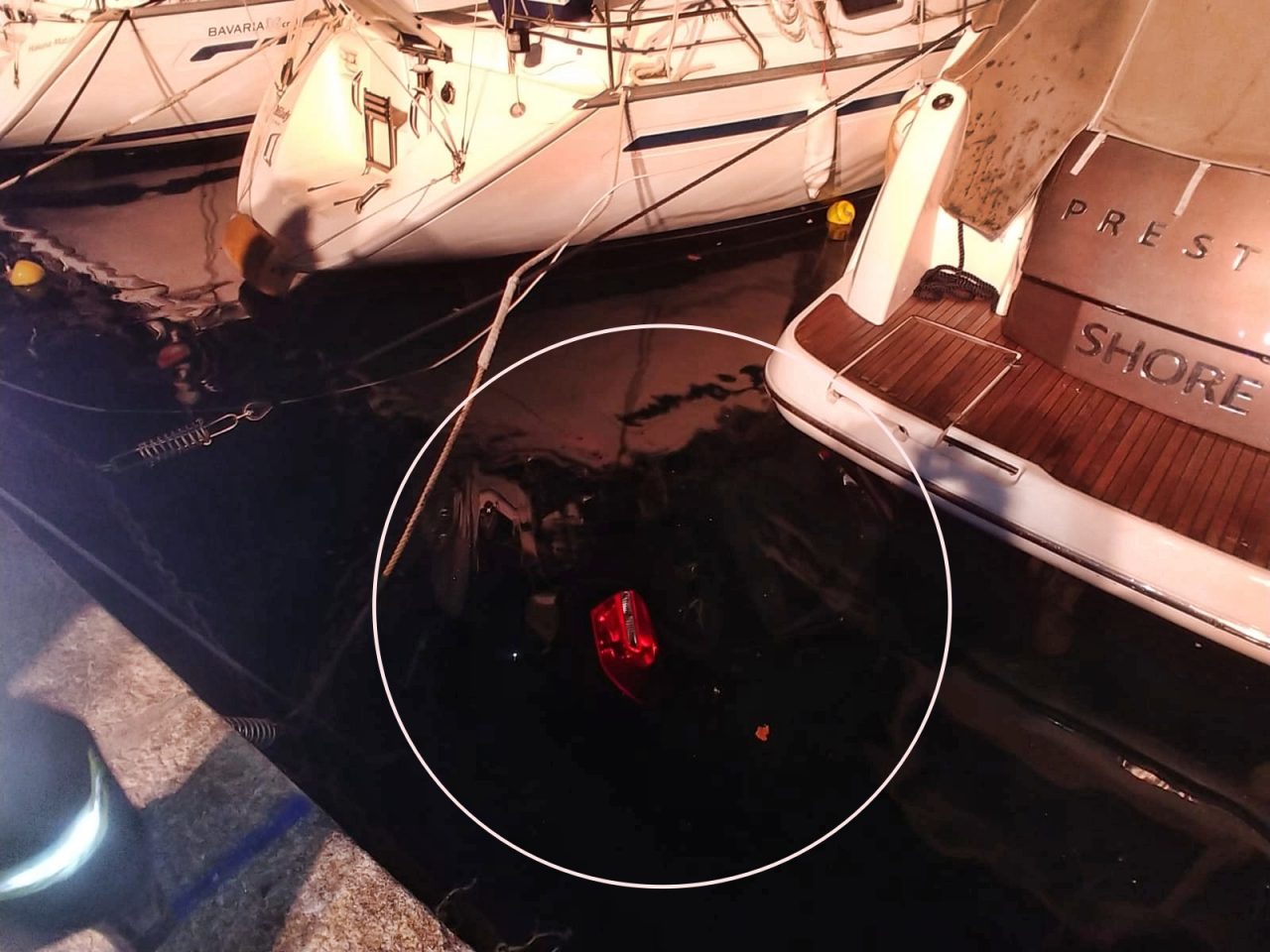 Dimentica il freno a mano e l’auto finisce a bagno nel porto