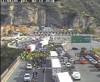 I Gilet Jaunes bloccano il Confine di Stato. Code in autostrada