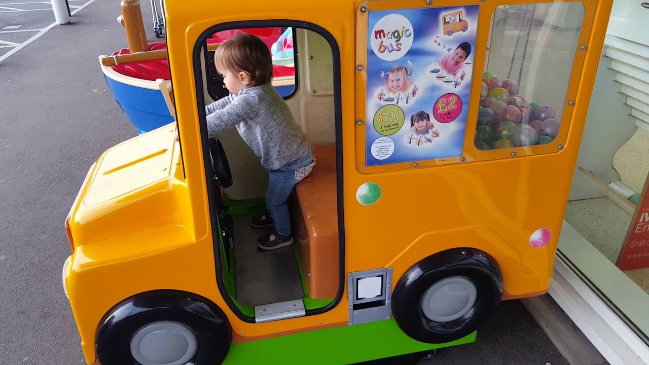 Ruba 300 euro in monetine dai giochi per bambini