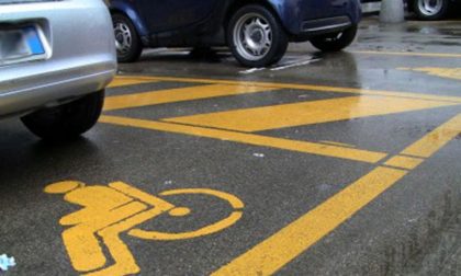 Parcheggia l'auto, senza averne titoli, nel posto dei disabili e gliela rubano