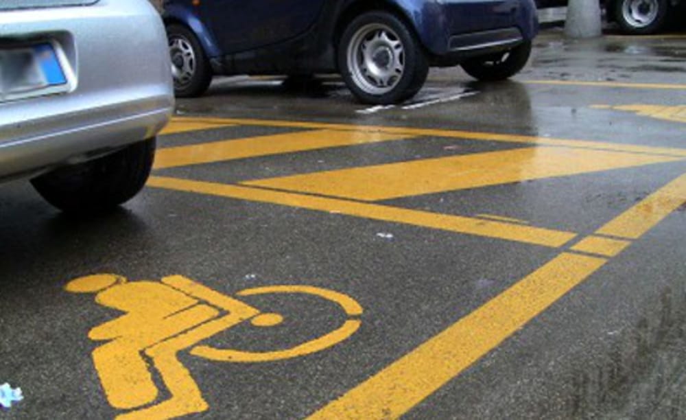 Parcheggia l’auto, senza averne titoli, nel posto dei disabili e gliela rubano