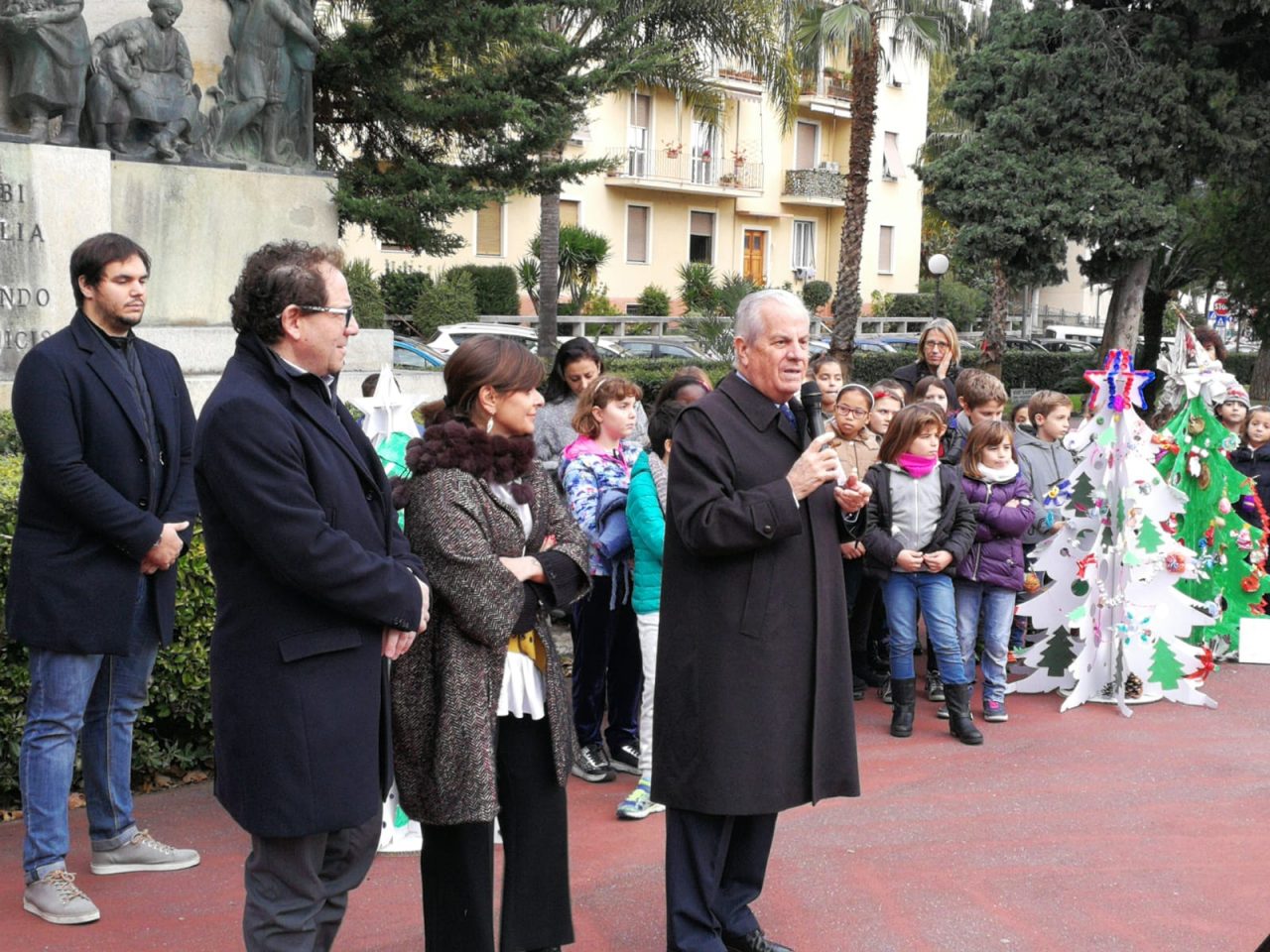 Eco-alberi di Natale per 200 piccoli ambasciatori della differenziata