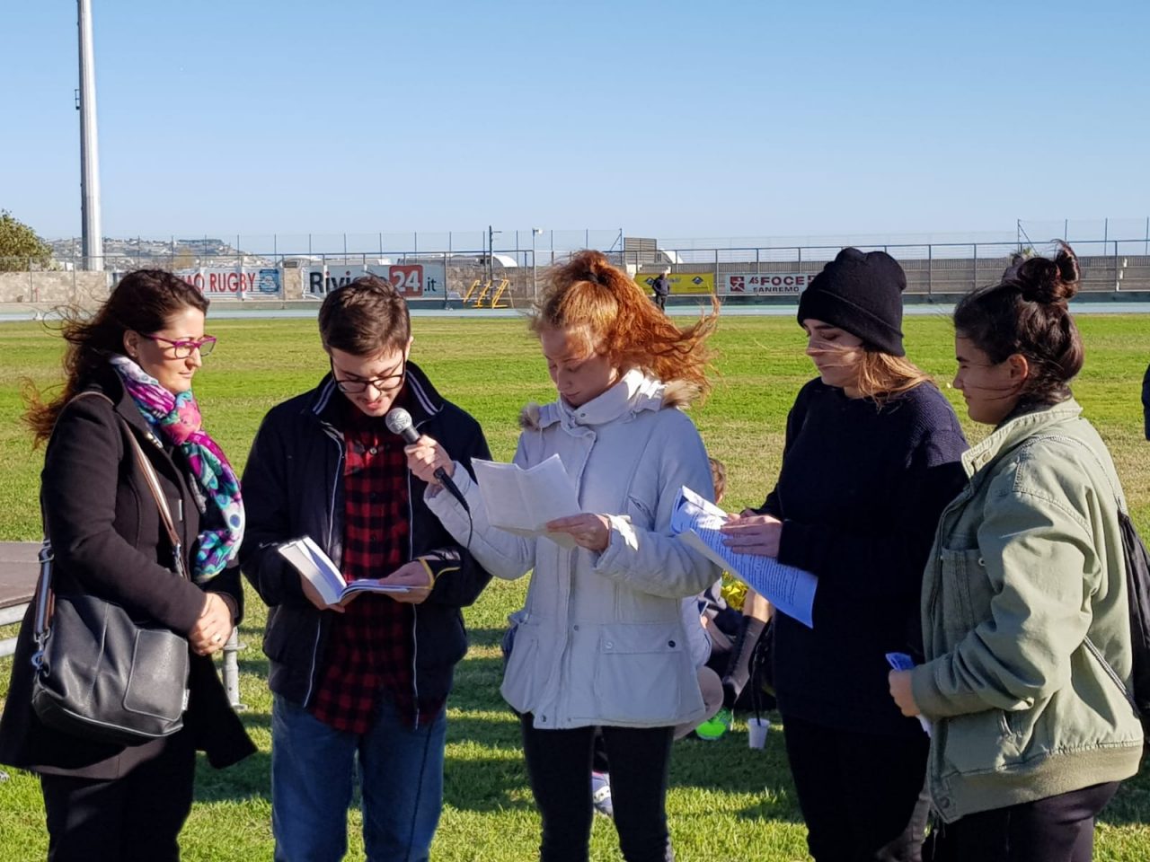 Studenti del Colombo leggono la Dichiarazione Universale dei Diritti dell’Uomo ai maratoneti