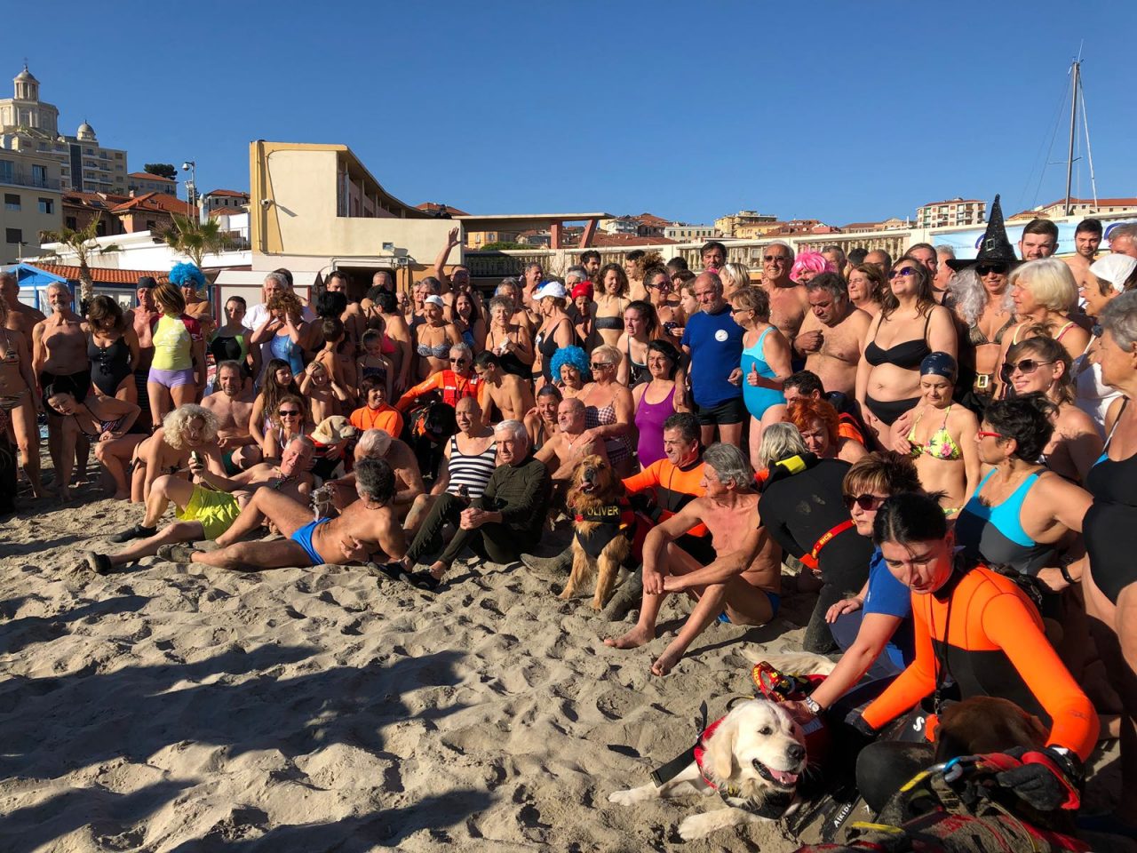 Cimento 2019 a Imperia: 213 temerari si tuffano alla Spiaggia d’Oro