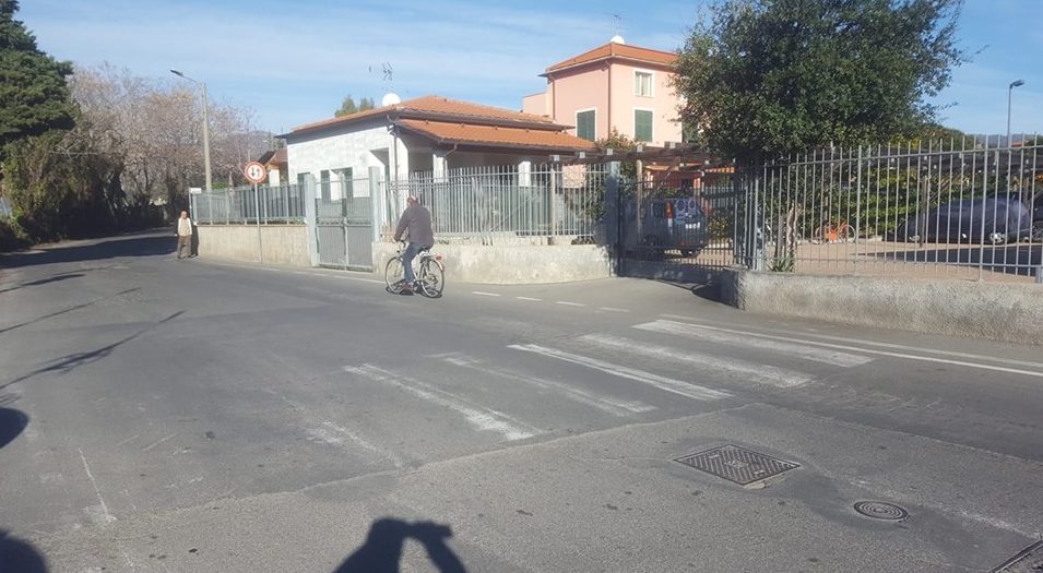 “Su quell’attraversamento pedonale si rischia la vita”: la segnalazione di un lettore