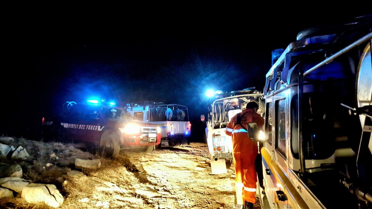 Brucia nella notte il monte Guardiabella. Indagini dei carabinieri per trovare i piromani