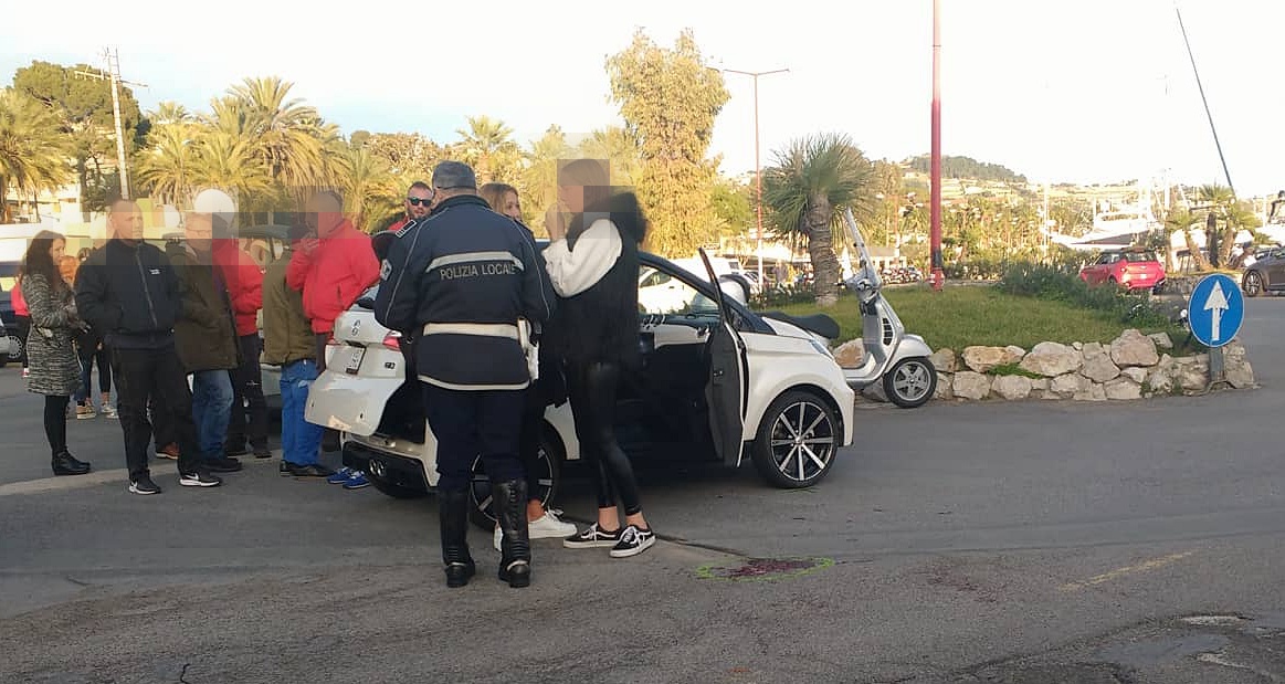 Auto si cappotta a Portosole, ferita una donna