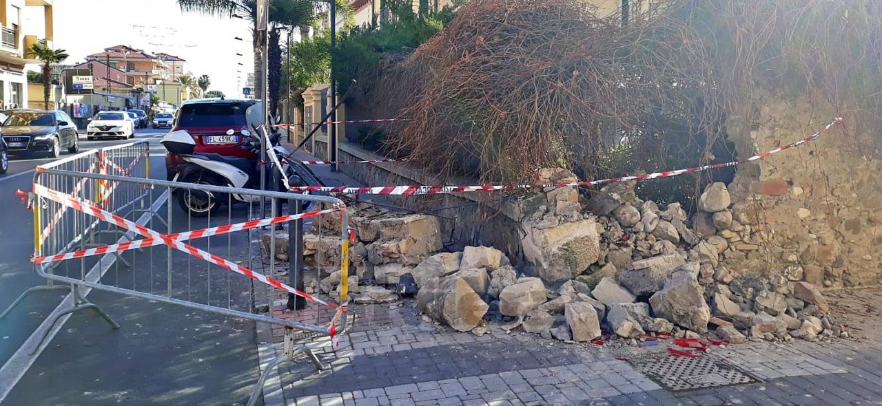 Il camion in retromarcia distrugge un muro