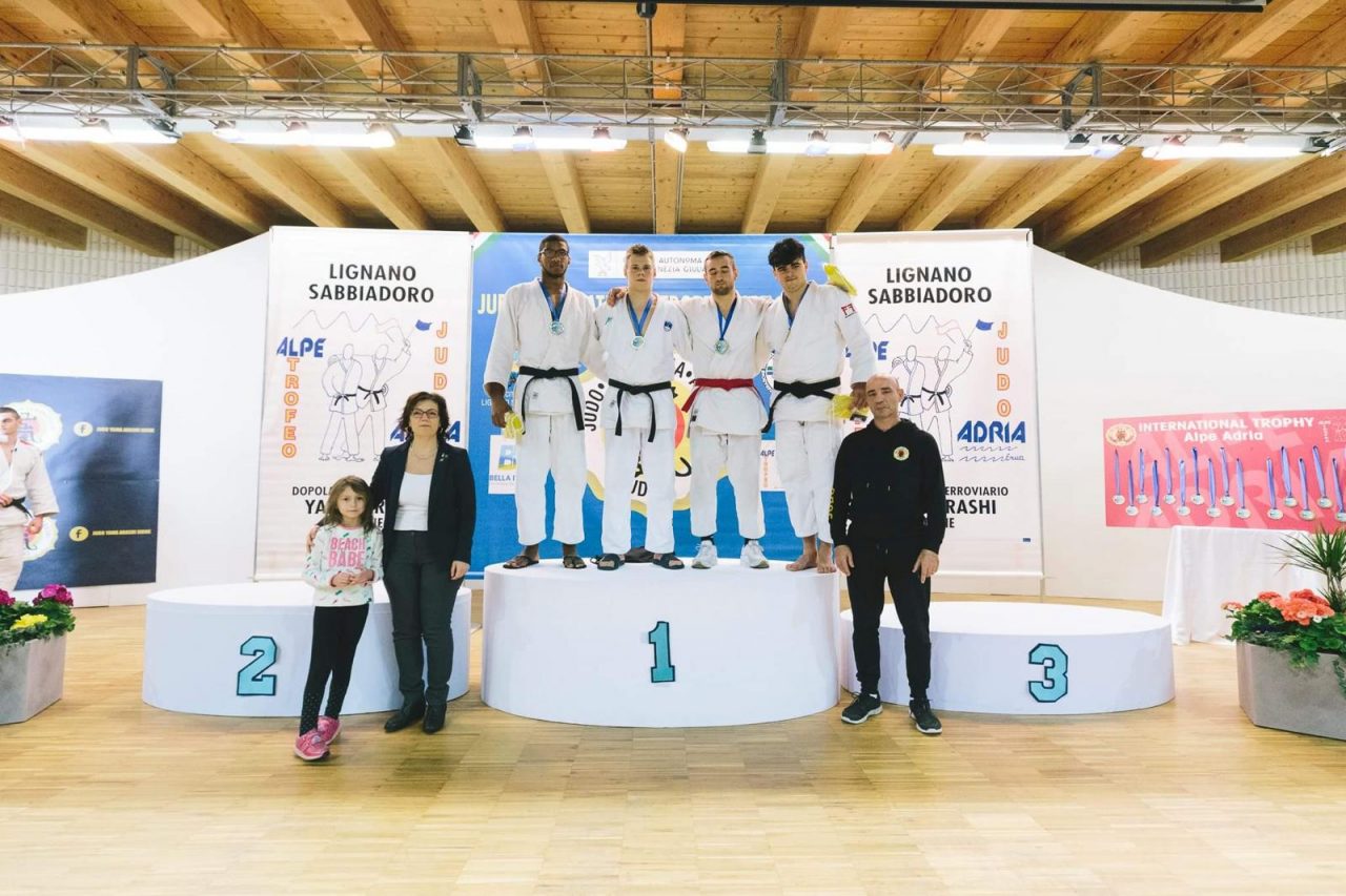Lorenzo Rossi sul gradino più alto del podio nel Trofeo Alpe Adria di Judo
