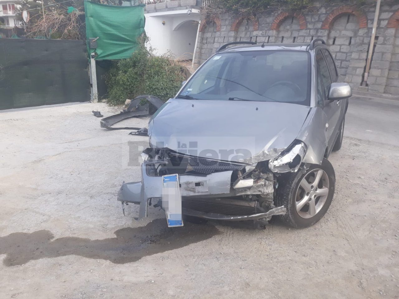 Si schianta contro il muro, abbandona l’auto e scappa