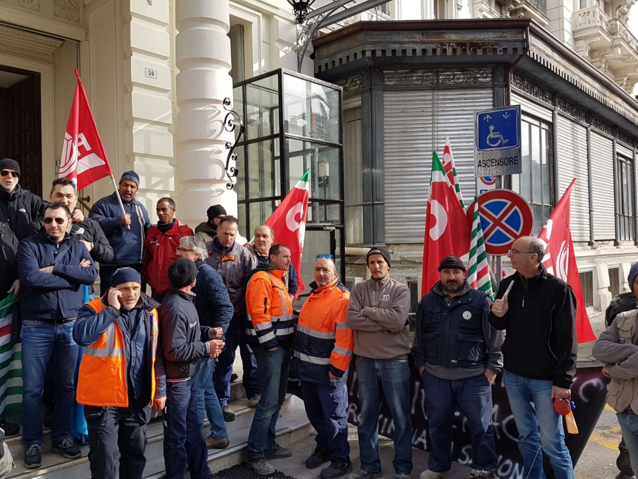 Orari di lavoro massacranti e poco riposo: autotrasportatori in piazza