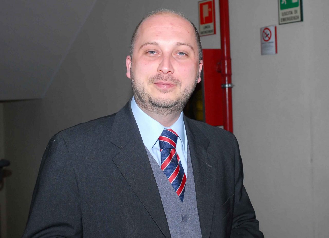 Spari contro i vicini e la fuga di Ferraro. Il legale: “Costituisciti”