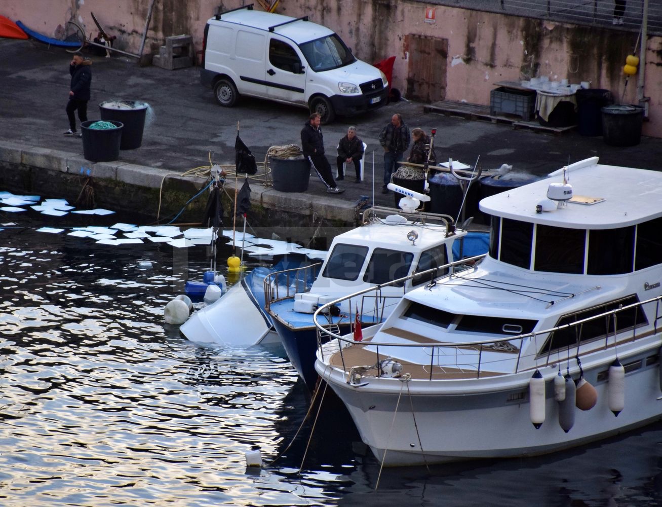 Barca peschereccio affondato Bordighera porto_02