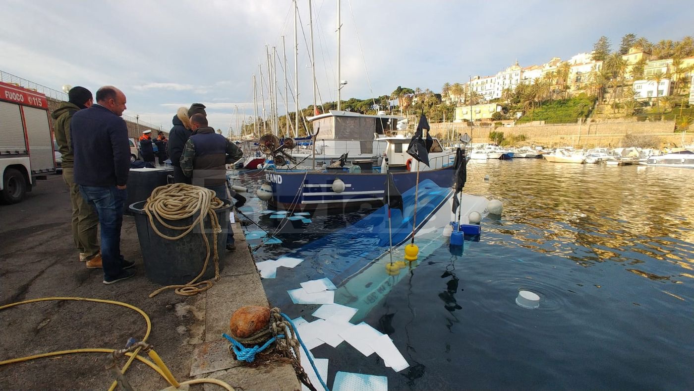 Barca peschereccio affondato Bordighera porto_03