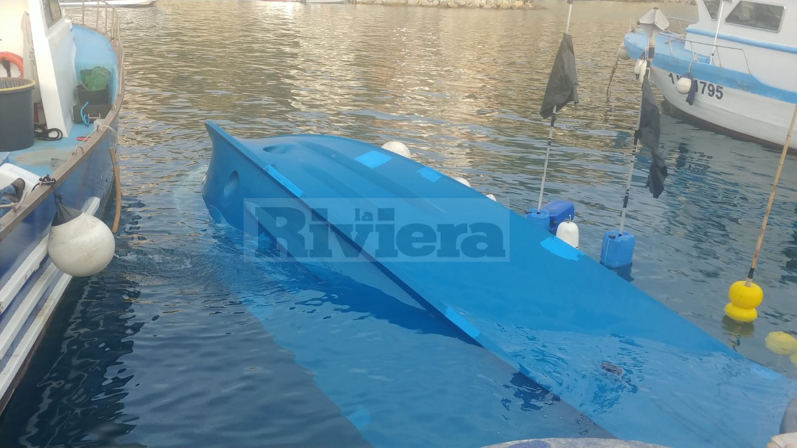 Barca peschereccio affondato Bordighera porto_04