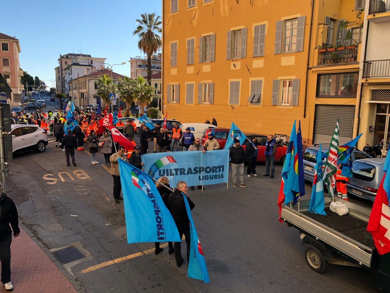 Netturbini in piazza a Imperia per i contratti di lavoro