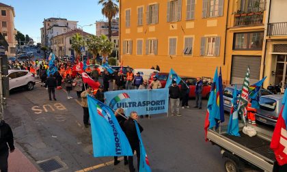 Netturbini in piazza a Imperia per i contratti di lavoro