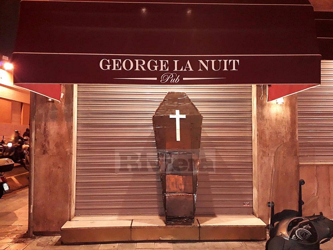 Qui giace il George la Nuit: un feretro all’ingresso del pub