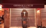 Qui giace il George la Nuit: un feretro all'ingresso del pub