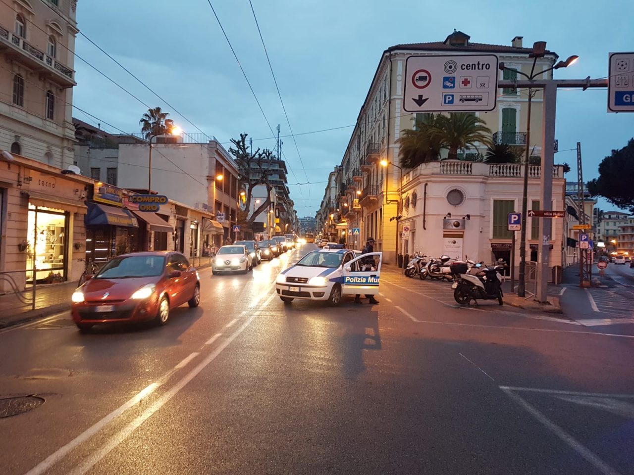 Sversamento di gasolio in Via Roma . Strada chiusa