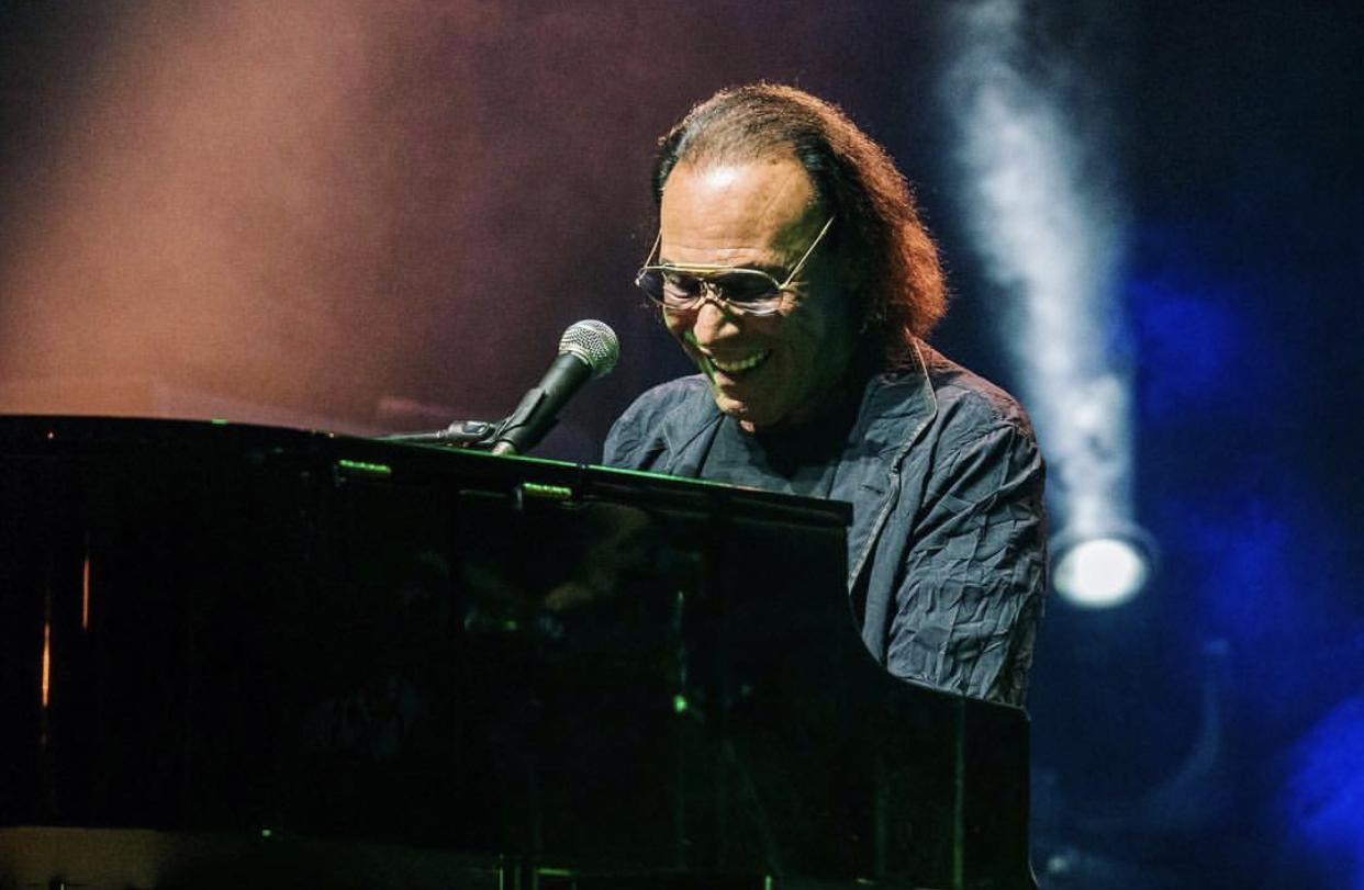 Quarant’anni di “Sotto il segno dei pesci”. Antonello Venditti super ospite del Festival festeggia sul palco dell’Ariston