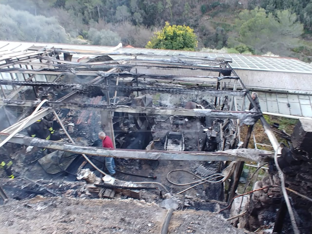 Incendio brucia serra utilizzata come deposito a Camporosso