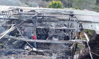 Incendio brucia serra utilizzata come deposito a Camporosso