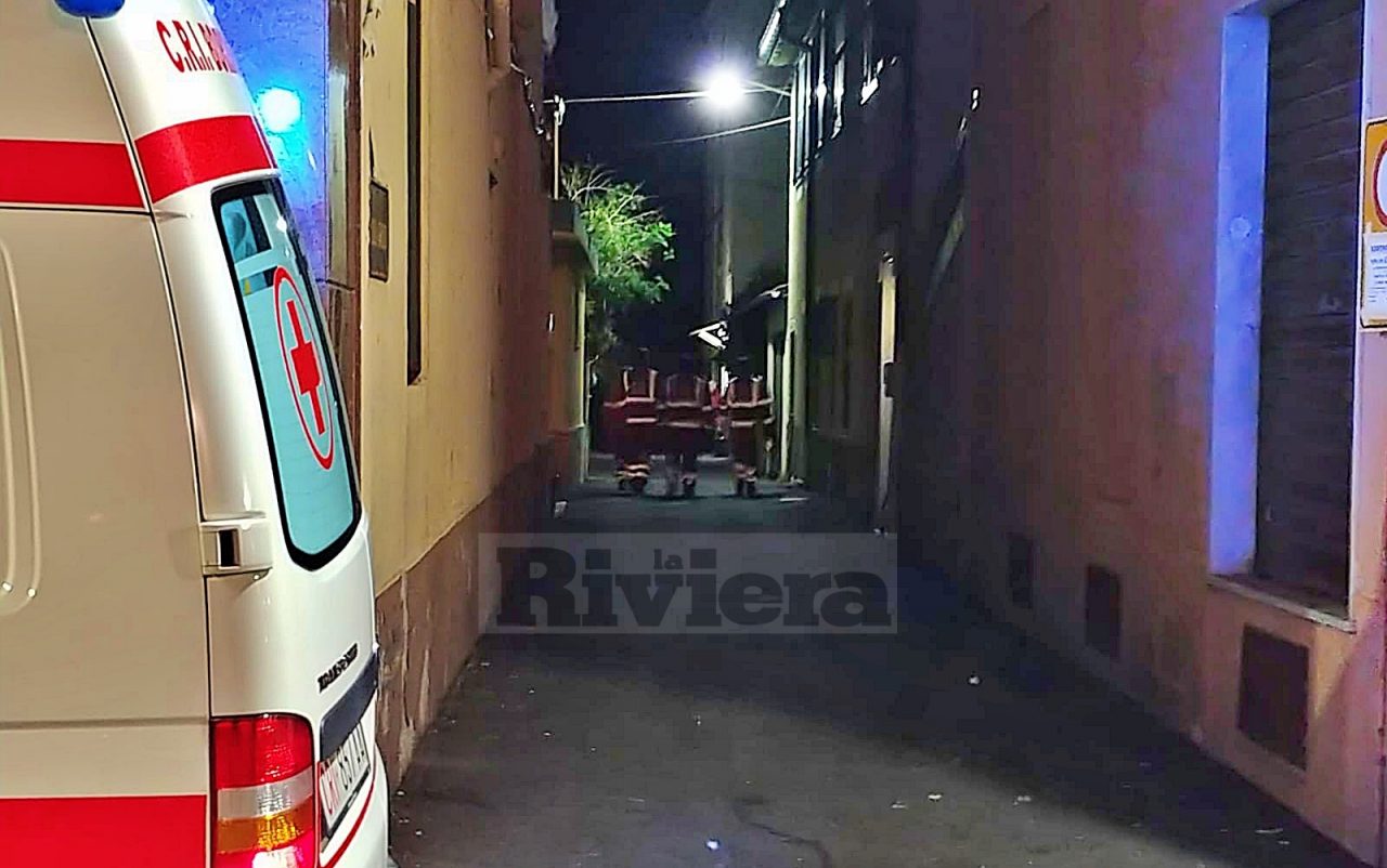 Mette ko una donna con un pugno in faccia che le spacca la mandibola