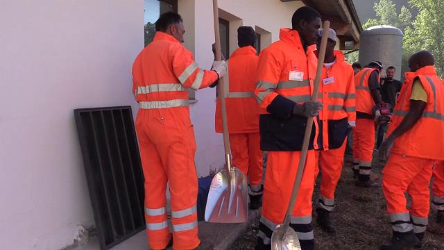 Comune paga 3000 euro/mese a cooperativa per il volontariato dei migranti