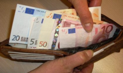 Polizia ritrova e consegna portafogli con 1.100 euro