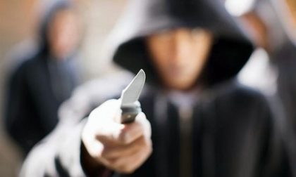 Un 14enne rapinato dello smartphone sotto la minaccia di un coltello