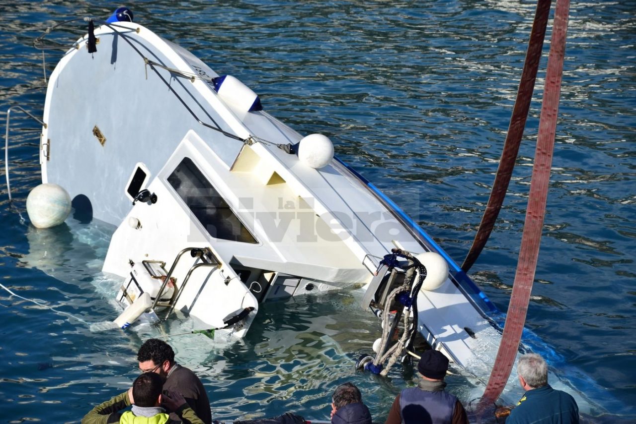 Recuperata la barca affondata al porto di Bordighera