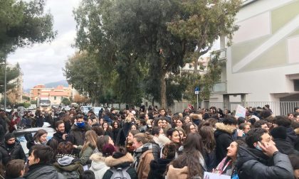 Aule ghiacciate studenti in piazza pure a Ventimiglia. Foto, video