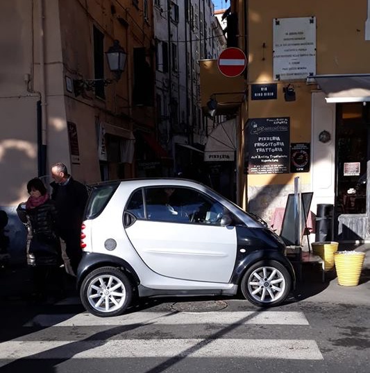 Il parcheggio sulle strisce a Sanremo scatena la furia sui social