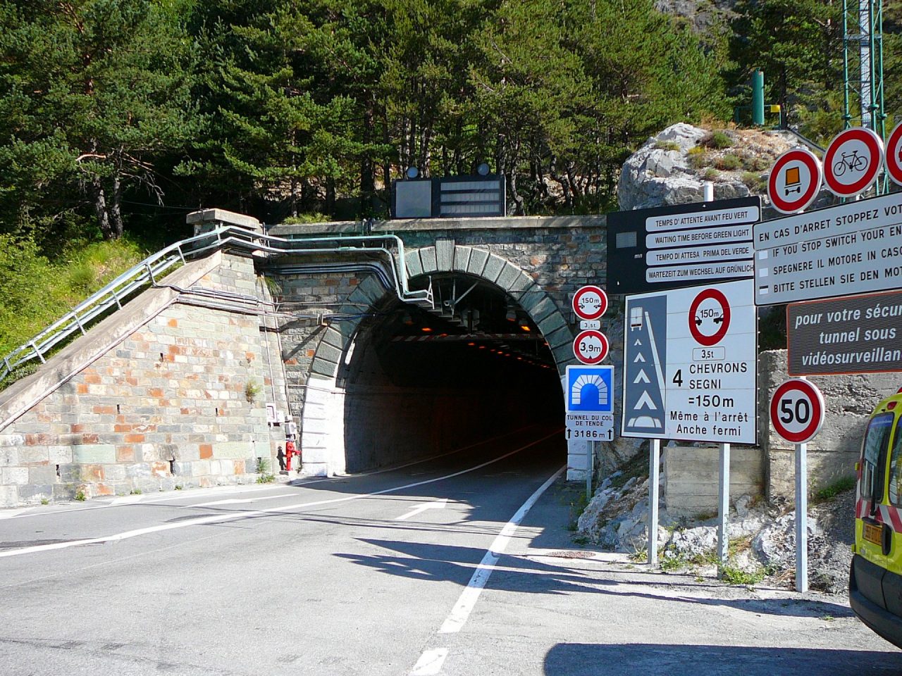 Chiusa la galleria del Tenda per motivi di sicurezza