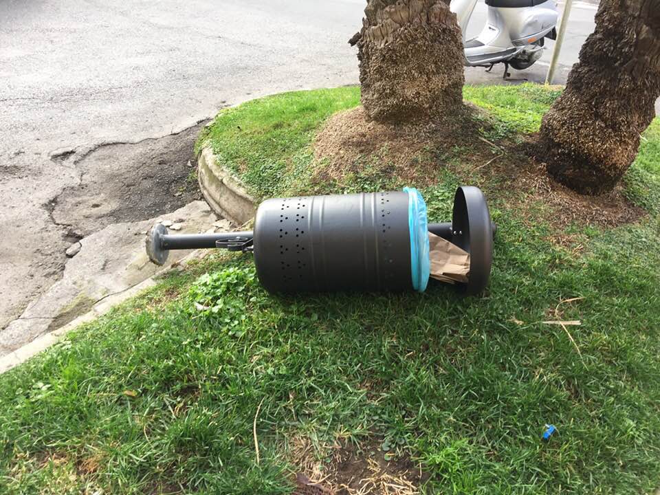 Vandali in piazza della Stazione a Bordighera