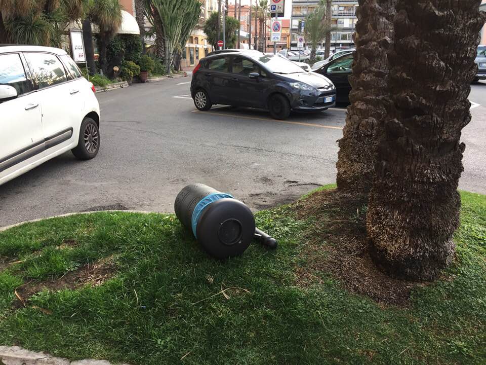 Vandali in piazza della Stazione a Bordighera1