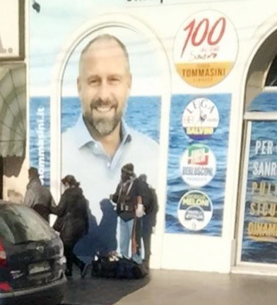 Vu cumprà organizza banchetto davanti al point di Tommasini
